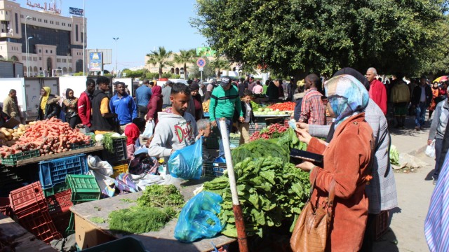 Tunesien: Seit ein paar Wochen bleibt vielen Migranten nur noch, sich mit dem Verkauf von Lebensmitteln auf dem Markt von Sfax durchzuschlagen.