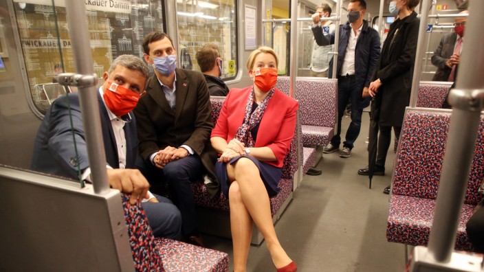 Koalitionsverhandlungen in Berlin: Als Franziska Giffey, hier mit dem Berliner SPD-Chef Raed Saleh (l.) und Neukölln-Bürgermeister Martin Hikel, ein 29-Euro-Ticket in Aussicht stellte, galt noch die Maskenpflicht.
