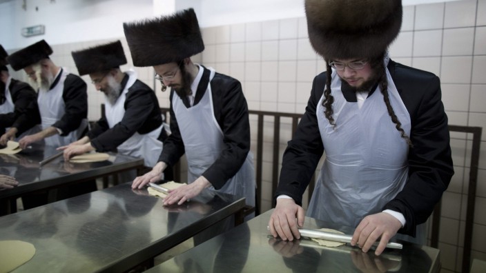 Israel: Religiöse jüdische Familien entfernen vor dem Pessachfest alle Spuren von ungesäuerten Speisen, hier ultraorthodoxe Juden beim Teigkneten in einer Mazza-Bäckerei in Jerusalem.