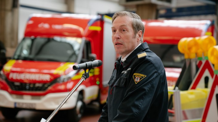 Jahresbilanz 2022 der Feuerwehr: Oberbranddirektor Wolfgang Schäuble freut sich über neue Kleinalarmfahrzeuge.