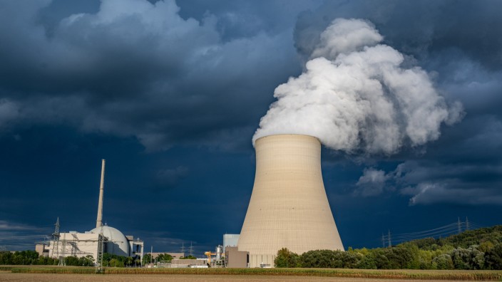 Ende der Atomkraft: Noch steigt Wasserdampf aus dem Kühlturm des Atomkraftwerks Isar 2. Am 15. April ist aber Schluss.