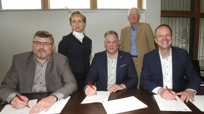 Sulzemoos: Stefan Löwl, Martina Drechsler, Johannes Kneidl, Albert Herbst und Markus Holl unterzeichnen die Absichtserklärung für den Neubau der Dr.-Elisabeth-Bamberger-Schule.