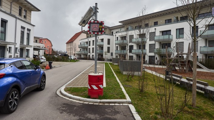Ehemaliges BayWa-Gelände: Dass die Grafinger Lagerhausstraße verkehrsberuhigt ist, hindert die wenigsten Autofahrer daran, Schrittgeschwindigkeit zu fahren. Eltern sorgen sich um ihre Kinder.