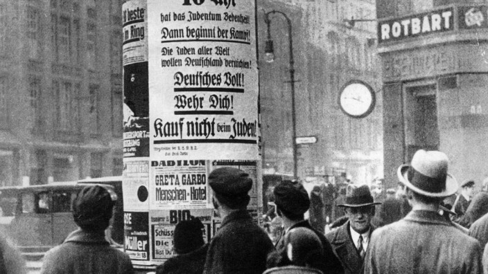 Zeitgeschichte: An einer Litfaßsäule in Berlin: Die Passanten lesen, worum es den neuen Machthabern geht.