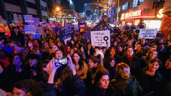 Türkei: Trotz Repressionen in der Türkei gehen jedes Jahr wieder Hunderte Frauen zum Weltfrauentag demonstrieren, wie hier in Ankara.