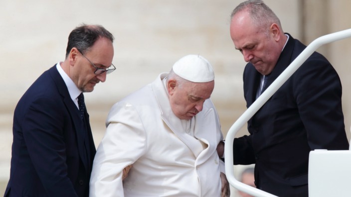 Rom: Bei der Generalaudienz am Mittwoch musste der Papst gestützt werden - danach ging es ins Krankenhaus.
