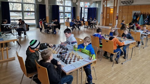 Jugendpreis 2023: Konzentriert denken die jungen Schachspieler nach. Eine kleine Unachtsamkeit und schon kann der Punkt weg sein.