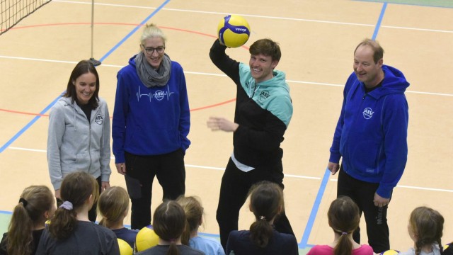 Jugendpreis 2023: Die Trainer Angela Wilhelm, Silke Andersson, Fabian Bergmoser und Andi Wilhelm erklären, was heute beim Volleyball-Training auf dem Plan steht.