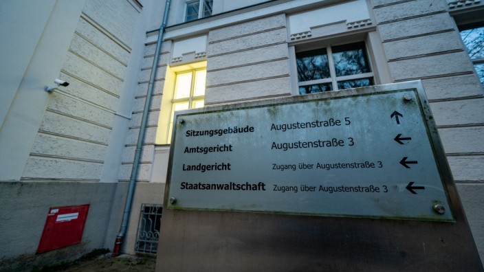 Flucht in Regensburg: Das Regensburger Gerichtsgebäude wurde im Januar Schauplatz einer spektakulären Flucht, als ein Mörder während einer Verhandlungspause durch ein Fenster entwischte.
