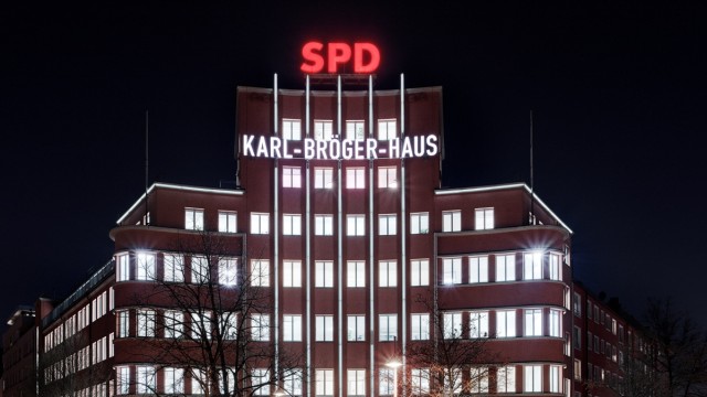 Nürnberg: Das Karl-Bröger-Haus - die Nürnberger SPD-Zentrale - hat Fotokünstler Christian Höhn aus einer Perspektive in Szene gesetzt, die einer bekannten und oft abgebildeten historischen Aufnahme nachempfunden ist.