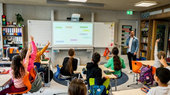 Digitales Lernen an Schulen: Ein interaktives Whiteboard in jeder Klasse - das will die neue IT-Referentin Laura Dornheim zum Standard machen. In der Grundschule an der Berg-am-Laim-Straße nutzt der Lehrer es zum Beispiel für ein Quiz.