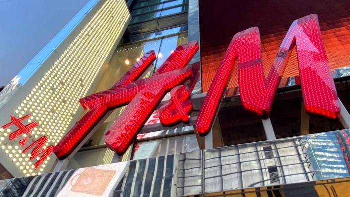 Mode: Das Logo von H&M am Ladengeschäft am New Yorker Times Square.