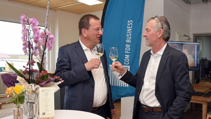 Germering: Oberbürgermeister Andreas Haas (lins) und Vorstandsvorsitzender Stephan Krä stoßen auf die neue Firmenzentrale von "Com for Business" an.