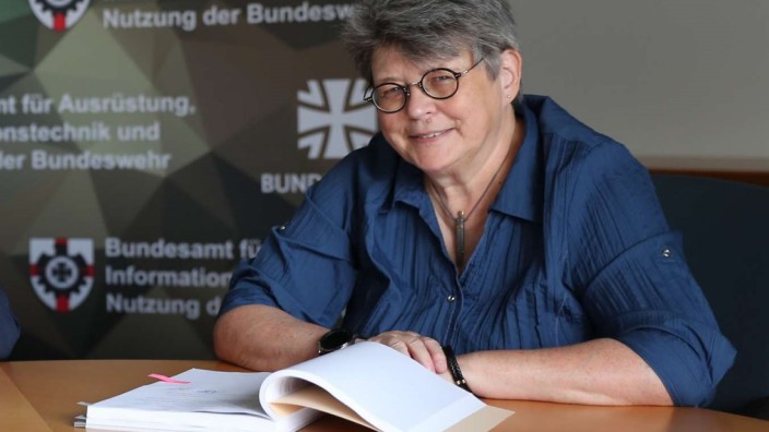 Bundeswehr: "Und ich liebe meinen Job": Annette Lehnigk-Emden, seit 32 Jahren in der Bundeswehrverwaltung tätig, meistens im Einkauf.