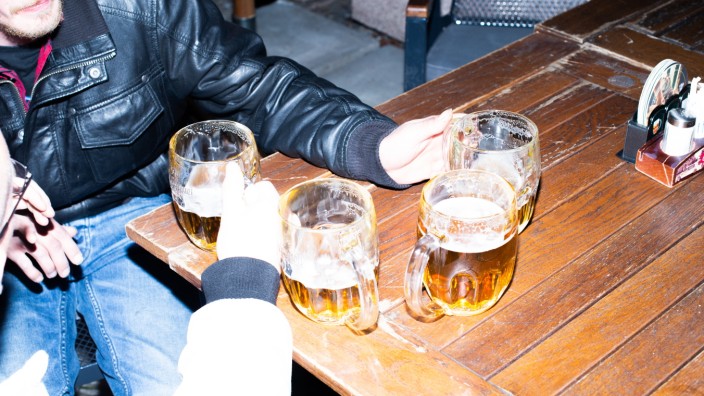 Alkohol: Bier und Schnaps dürfen frei auf der Straße konsumiert werden: Deutschland ist ziemlich liberal beim Umgang mit Alkohol.