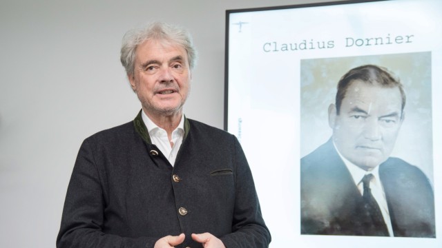 Campus-Talk: Conrado Dornier vor dem Bild seines Vaters Claudius Dornier.