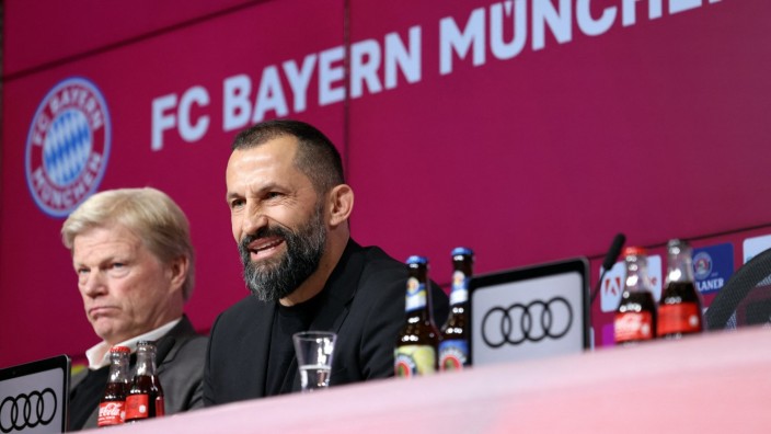 Oliver Kahn und Hasan Salihamidzic beim FC Bayern: Oliver Kahn und Hasan Salihamidzic bei der Vorstellung des neuen Trainers Thomas Tuchel.