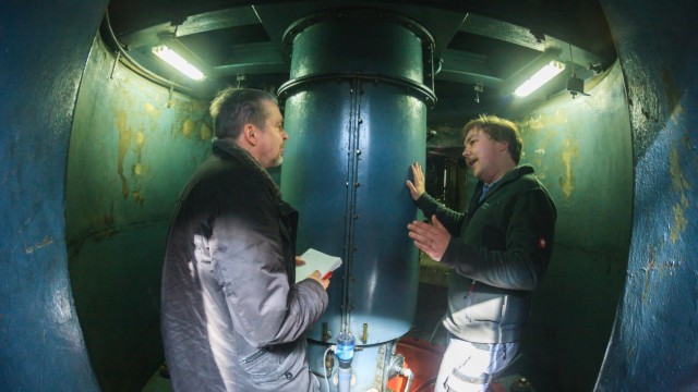 Fürstenfeldbruck: Kraftwerksmonteur Lukas Sedlmeier (rechts) erläutert im Wellenraum die Eckdaten der 1949 eingebauten Generatoren.
