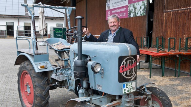 Klingendes Vaterstetten: Georg Reitsberger hat als Kind gelernt, Traktoren am Klang zu unterscheiden, mit dem Eicher Bulldog fährt er gerne mal Kinder über seinen Hof.