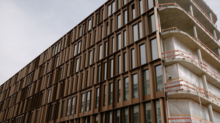 Richtfest von "Der Bogen": Entlang der Vogelweidestraße ist die Fassade des Neubaus mit den bronzefarbenen Elementen bereits geschlossen.