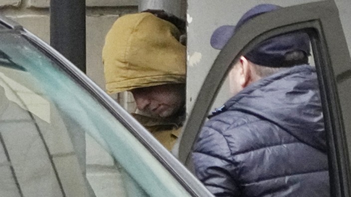 Evan Gershkovich (M.) in Polizeigewahrsam in Moskau. Der Journalist war zuvor in Jekaterinburg festgenommen worden, ihm wird Spionage vorgeworfen.
