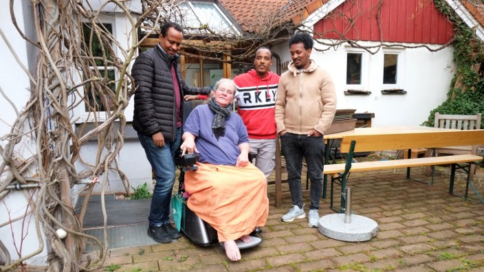 Gesundheit: Am Rande Schongaus lebt Susannah Strack. Ihre drei Pfleger Luel Tadese, Adonay Haile und Ukubay Baramichael (von links) stehen neben ihr im Innenhof des Grundstücks.