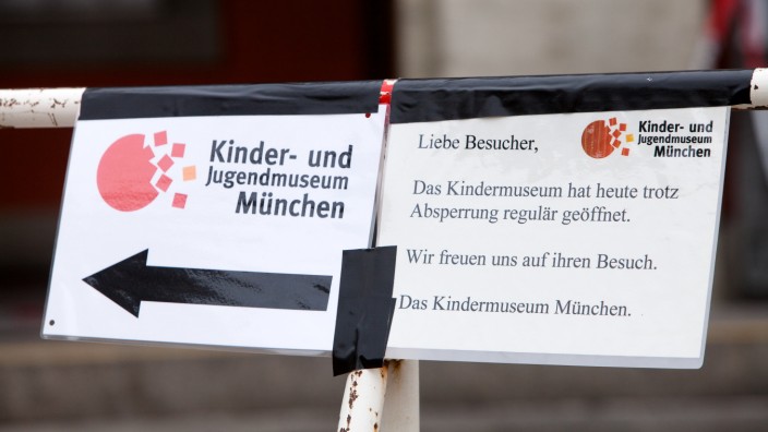 Kinder in München: Die Tafel des Kindermuseums zeigt an, dass der Betrieb trotz Absperrungen weiter läuft.