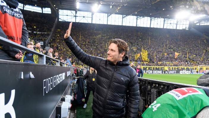 BVB-Trainer Edin Terzic: Gruß ins schwarz-gelbe Volk: Dortmunds Trainer Edin Terzic lässt sich für einen Heimsieg feiern.