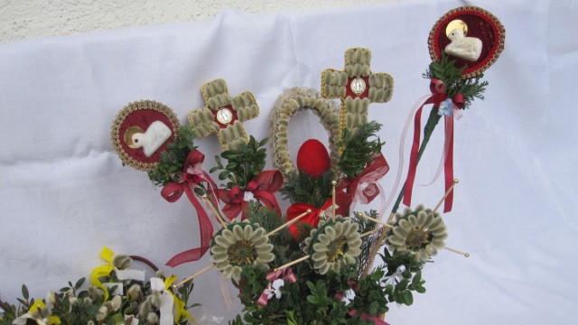 Palmsonntag: So wie es im Landkreis Miesbach Tradition ist, binden die Frauen vom Frauenbund Schliersee nicht nur Palmbuschen, sondern auch Kreuze und Kreise aus Palmkätzchen.
