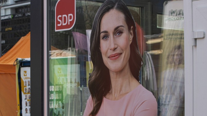 Skandinavien: Finnlands Regierungschefin Sanna Marin, hier auf einem Plakat, ist beliebter als ihre sozialdemokratische Partei, die vor der Wahl am Sonntag bei 20 Prozent steht.