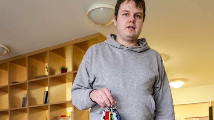 Menschen mit Behinderung: Seine Schlüsselanhänger-Sammlung nimmt Dennis Sch. überall mit hin.