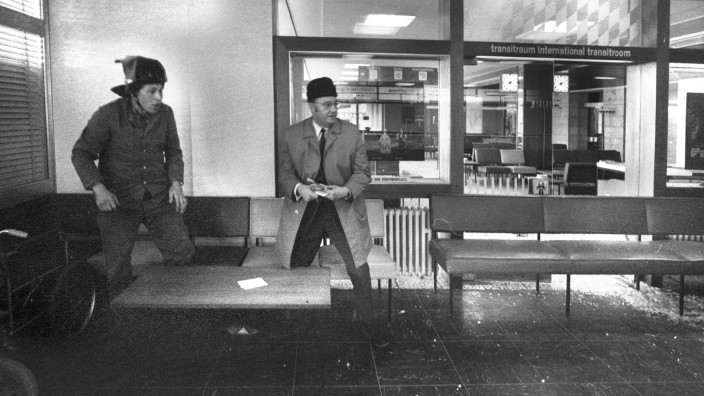 Flughafen Riem am 10. Februar 1970: Im Transitbereich des früheren Flughafens München-Riem griffen die drei Terroristen an. Das Foto entstand nach dem Anschlag, womöglich bei seiner Aufarbeitung.