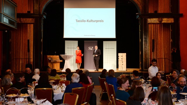 Tassilo-Kulturpreis: SZ-Chefredakteurin Judith Wittwer und Ressortleiter René Hofmann begrüßen die Gäste der Tassilo-Preisverleihung im Münchner Künstlerhaus.