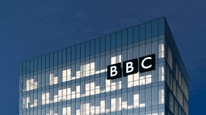 Presse: Der Streit um die Unparteilichkeit der BBC ist so alt wie die Rundfunkanstalt selbst. Schon Winston Churchill wollte sie 1927 als Regierungssender haben.