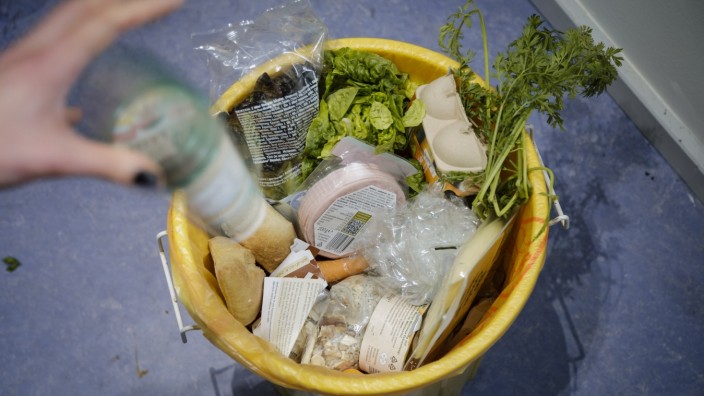 Lebensmittelverschwendung: Oft ist nur das Mindesthaltbarkeitsdatum überschritten, wenn Lebensmittel im Müll landen.