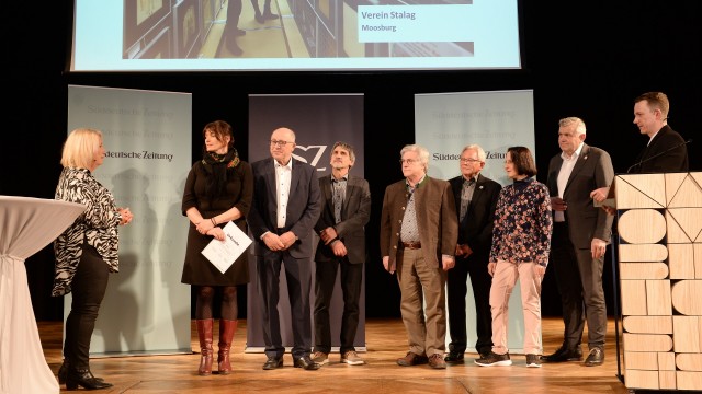 Tassilo-Kulturpreis: Die stolzen Preisträger aus Moosburg mit den Moderatoren Karin Kampwerth und Florian Haamann.