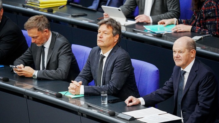 Bundesregierung: Zu dritt geht es nur sehr schwer, aber es geht nur zu dritt: Christian Lindner (FDP), Robert Habeck (Grüne) und Olaf Scholz (SPD).