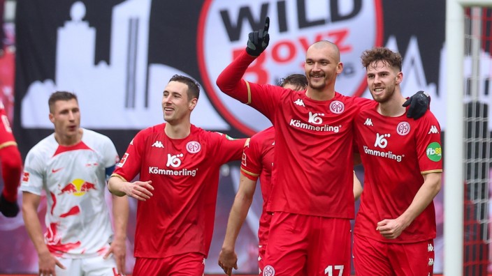 Bundesliga: Grund zum Jubeln: Der Mainzer Ludovic Ajorque (Mitte) schießt gegen Leipzig das Tor des Spieltags.