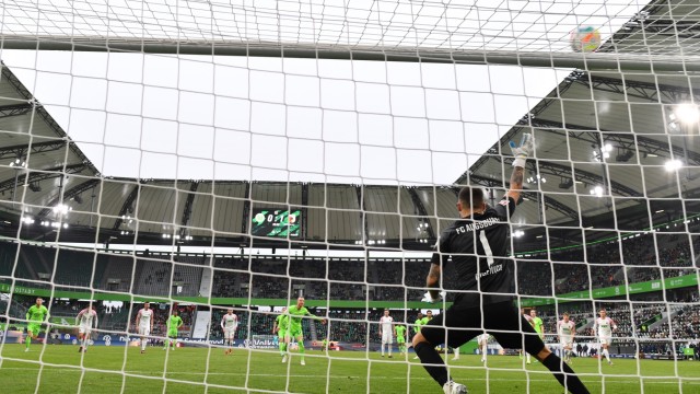 Bundesliga: Maxi Arnold schoss ein Eigentor - und vergab kurz darauf einen Elfmeter.