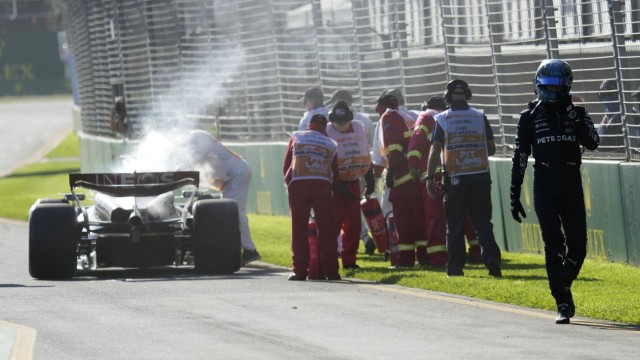 Formel 1 in Australien: Motor kaputt, Grand Prix vorbei: George Russell verlässt geknickt die Rennstrecke.