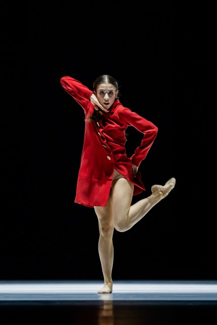 Bayerisches Staatsballett: Der einzige Farbtupfer in einem faszinierend monochromen Bühnenbild: die großartige Margarita Fernandes im roten Mantel.