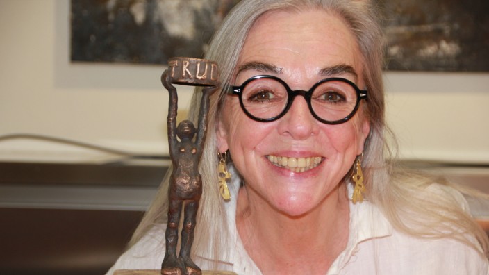 Fünf für München: Andrea Matheisen hat die Bronzefigur "Trude" erschaffen, die künftig als Siegertrophäe bei den Truderinger Kunst-Tagen vergeben wird.
