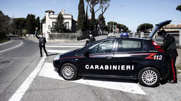 Künstliche Intelligenz: "Führen Sie Daten italienischer Bürger mit sich?", könnten diese Carabinieri in Rom fragen. Aber so einfach ist der Umgang mit KI-Programmen nicht.