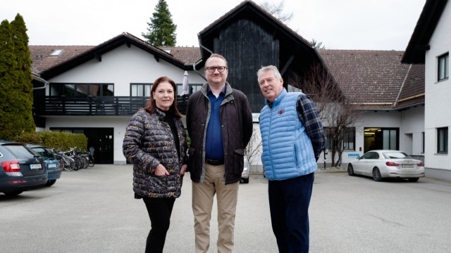 Garching: Gabriele und Hans Joachim Voeller vor ihrem Anwesen in Garching mit Andreas Blassy von Caverion (Mitte).