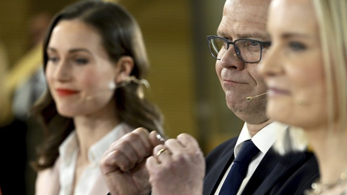 Petteri Orpo von der Sammlungspartei (M.) würde gern mit den "Finnen" von Riikka Purra (r.) eine Regierung bilden. Die Sozialdemokraten von Sanna Marin (l.) bleiben dabei wohl außen vor.