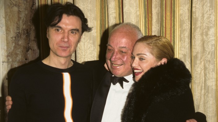 Zum Tod von Seymour Stein: "Und jetzt gibst du mir das Geld": Seymour Stein (Mitte) mit Madonna und David Byrne.