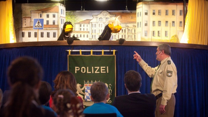Polizei und Pädagogik: Die Polizei, dein Freund und Kindererzieher? Das klappt ja auch beim Thema Verkehrsregeln -wie hier mit einem eigenen Puppentheater - schon ganz gut.
