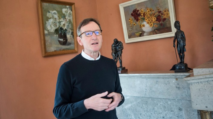 Kunstgeschichte: Museumsreferent Thorsten Marr bei einer Führung durch die neue Ausstellung im Künstlerhaus Gasteiger.