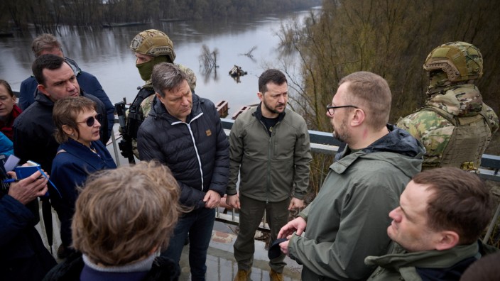 Wiederaufbau: Der ukrainische Präsident Wolodimir Selenskij und der deutsche Wirtschafts- und Klimaminister Robert Habeck besichtigen eine Brücke über den Fluss Desna, die während des russischen Angriffs auf die Region Tschernihiw zerstört wurde.