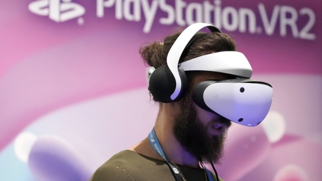 Virtual Reality von Sony: Sonys neue VR-Brille ist ein ziemliches Ungetüm und muss mit einer Playstation 5 verbunden werden.